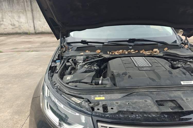 Used Land Rover Discovery 2017 3.0 SC V6 SE Engine Bay Right