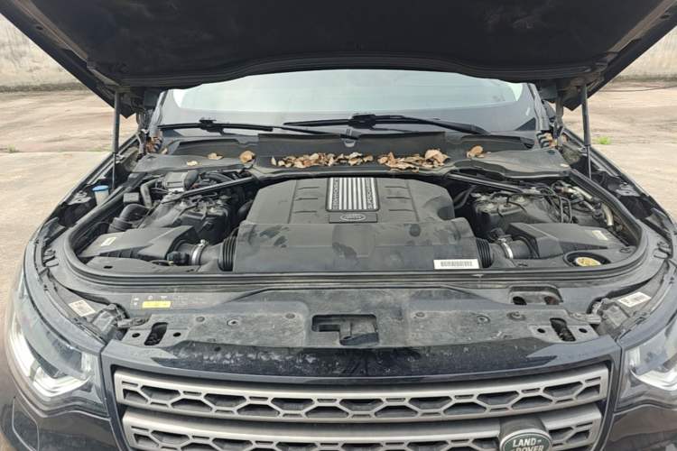 Used Land Rover Discovery 2017 3.0 SC V6 SE Engine Bay