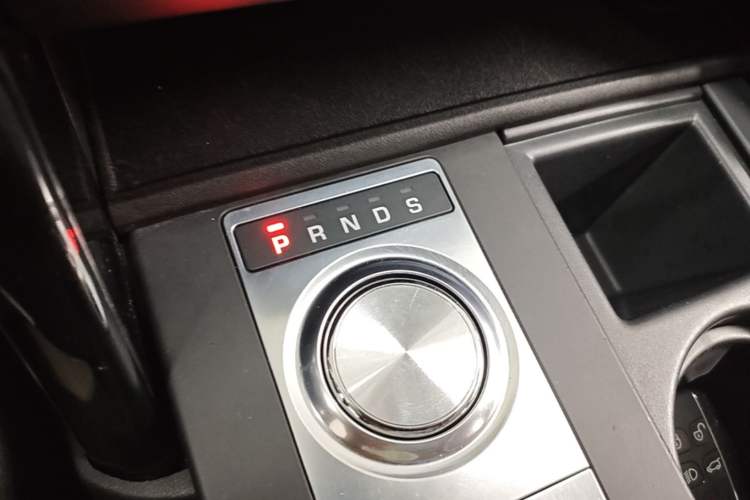 Used Land Rover Discovery 2017 3.0 SC V6 SE Gear Lever