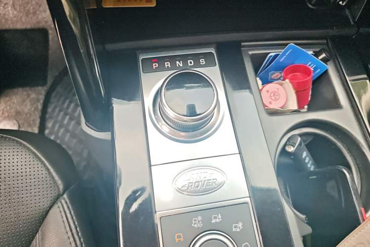 Used Land Rover Discovery 2017 3.0 SC V6 SE Gear Lever