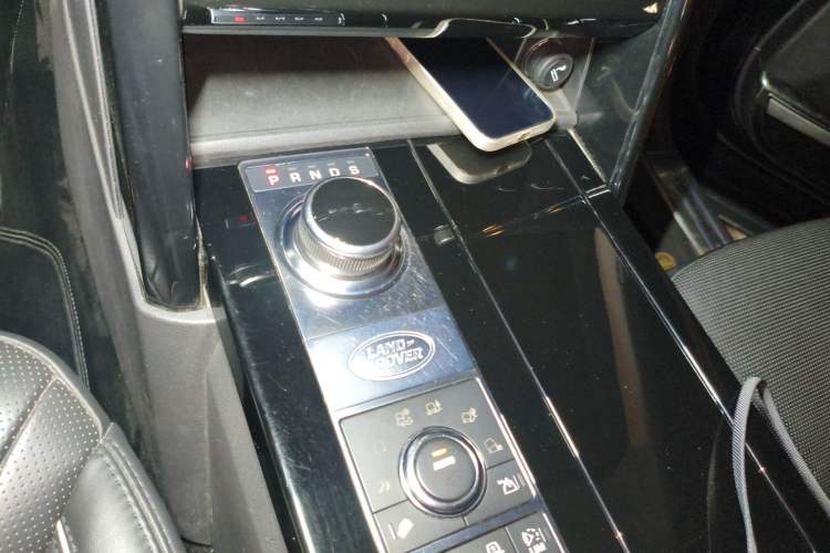 Used Land Rover Discovery 2017 3.0 SC V6 SE Gear Lever