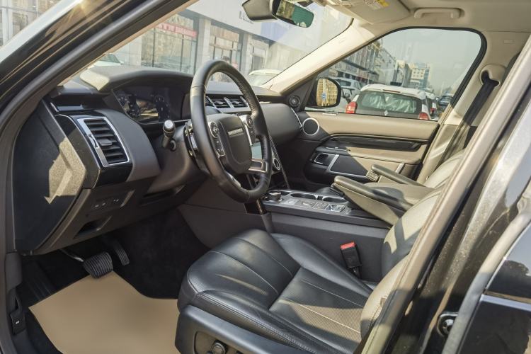 Used Land Rover Discovery 2017 3.0 SC V6 SE Interior 1