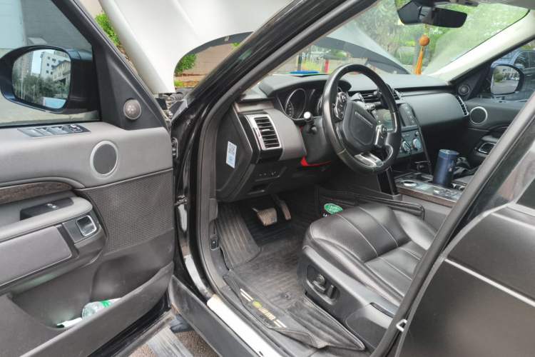 Used Land Rover Discovery 2017 3.0 SC V6 SE Interior 3