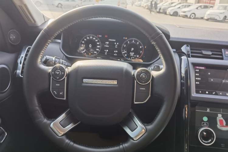 Used Land Rover Discovery 2017 3.0 SC V6 SE Interior 4
