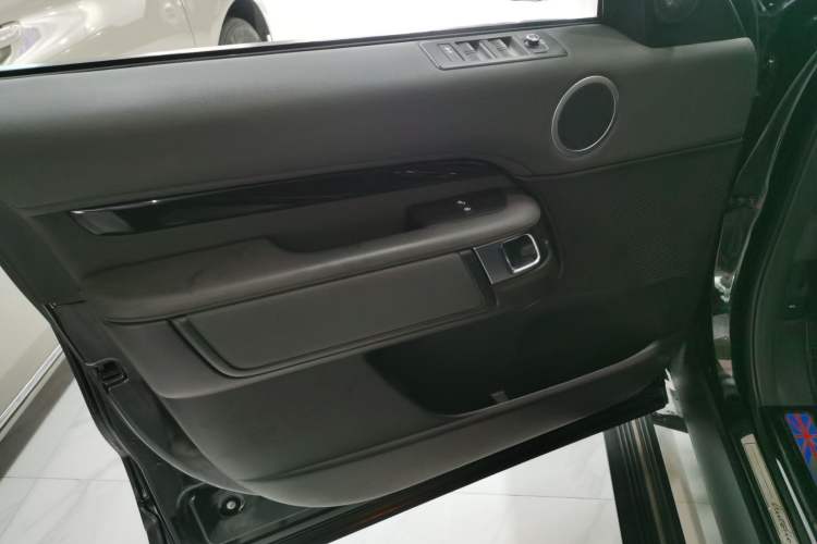 Used Land Rover Discovery 2017 3.0 SC V6 S Interior 4
