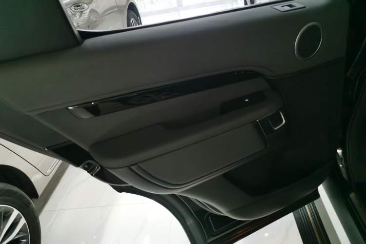 Used Land Rover Discovery 2017 3.0 SC V6 S Interior 5