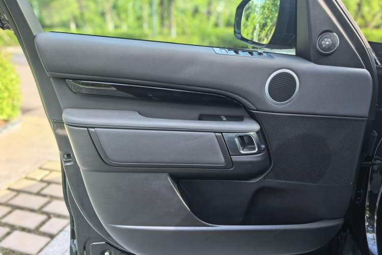 Used Land Rover Discovery 2017 3.0 SC V6 SE Interior 7