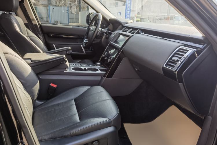 Used Land Rover Discovery 2017 3.0 SC V6 SE Interior 8