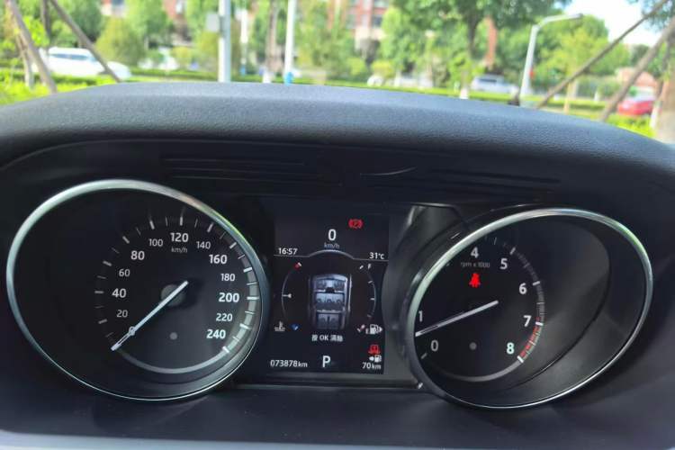 Used Land Rover Discovery 2017 3.0 SC V6 SE Odometer Close Up