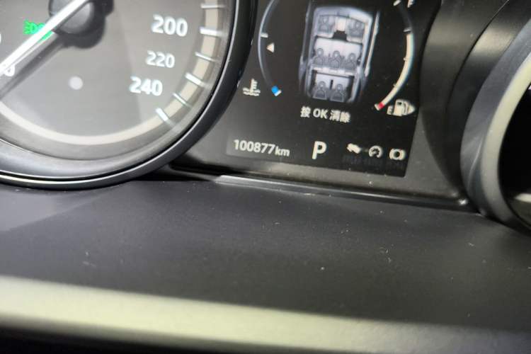 Used Land Rover Discovery 2017 3.0 SC V6 SE Odometer Close Up