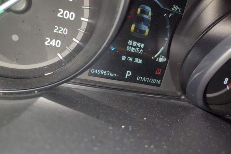 Used Land Rover Discovery 2017 3.0 SC V6 HSE Odometer Close Up