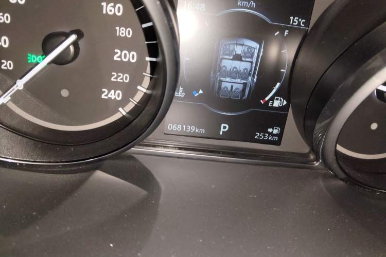 Used Land Rover Discovery 2017 3.0 SC V6 SE Odometer Close Up