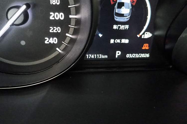 Used Land Rover Discovery 2017 3.0 SC V6 HSE Odometer Close Up