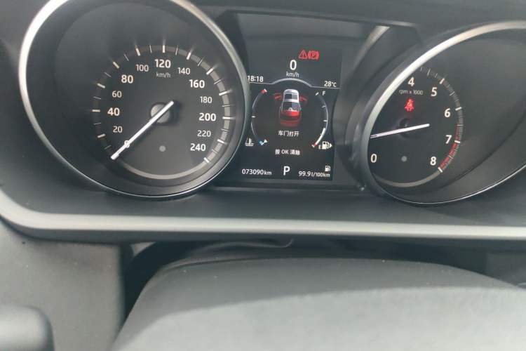 Used Land Rover Discovery 2017 3.0 SC V6 SE Odometer Close Up