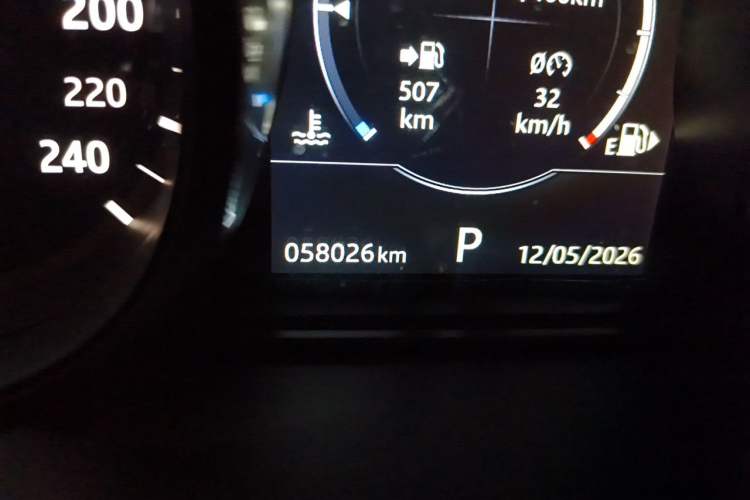 Used Land Rover Discovery 2017 3.0 SC V6 HSE Odometer Close Up