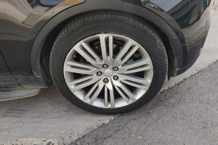 Used Land Rover Discovery 2017 3.0 SC V6 First Edition Limited Edition Right Front Wheel Hub