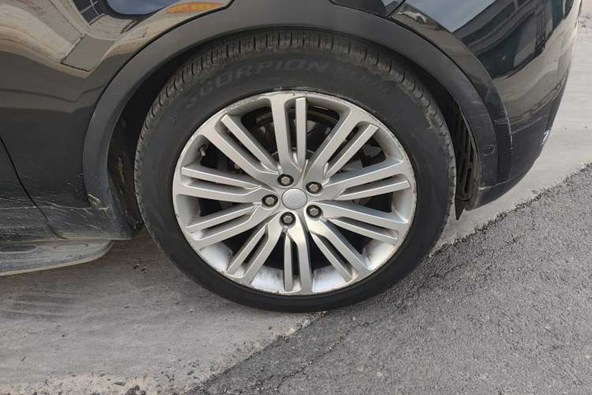 Used Land Rover Discovery 2017 3.0 SC V6 First Edition Limited Edition Right Front Wheel Hub