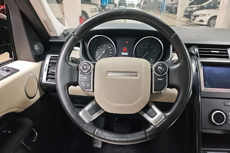 Used Land Rover Discovery 2017 3.0 SC V6 SE Steering Wheel