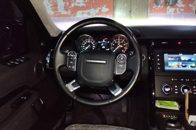 Used Land Rover Discovery 2017 3.0 SC V6 SE Steering Wheel