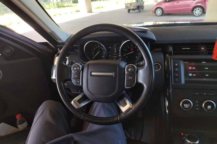 Used Land Rover Discovery 2017 3.0 SC V6 SE Steering Wheel