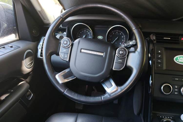 Used Land Rover Discovery 2017 3.0 SC V6 SE Steering Wheel