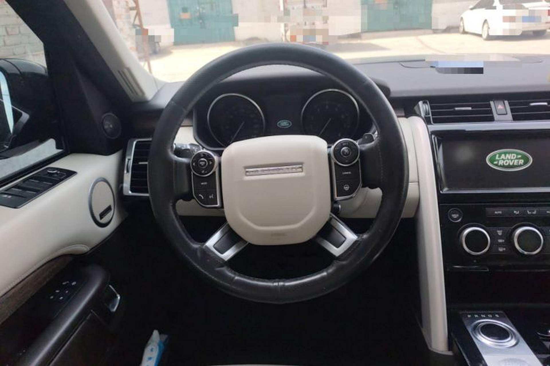 Used Land Rover Discovery 2017 3.0 SC V6 First Edition Limited Edition Steering Wheel