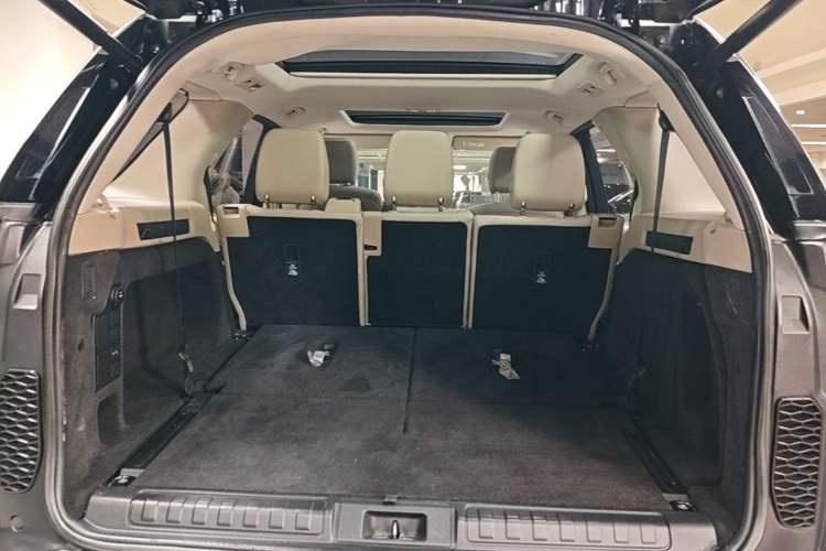 Used Land Rover Discovery 2017 3.0 SC V6 SE Trunk