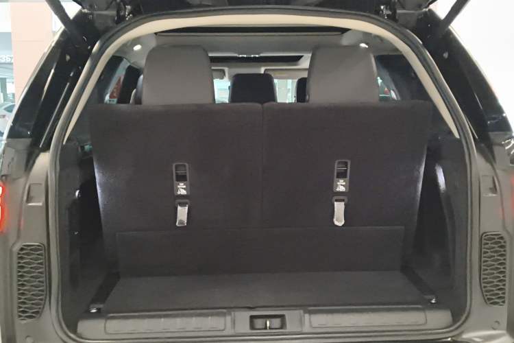 Used Land Rover Discovery 2017 3.0 SC V6 SE Trunk