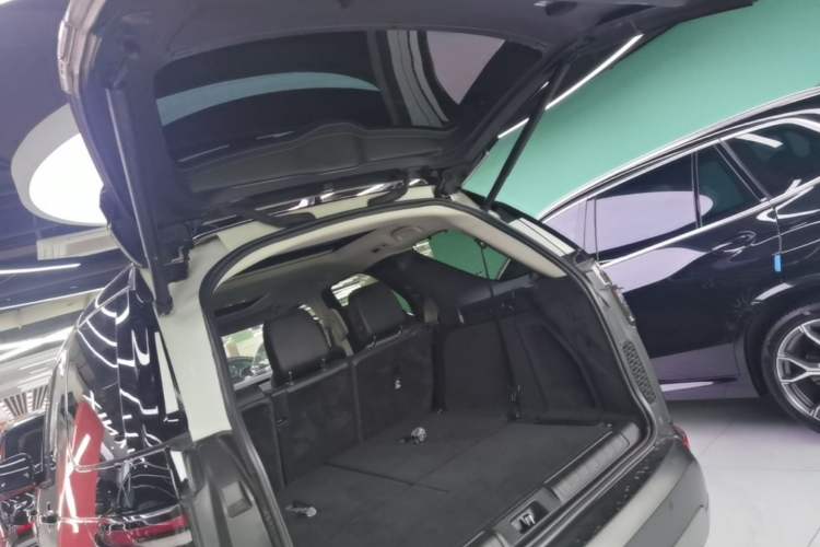 Used Land Rover Discovery 2017 3.0 SC V6 SE Trunk