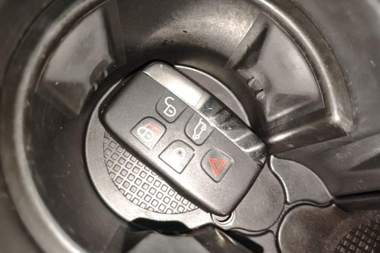 Used Land Rover Discovery 2017 3.0 SC V6 SE Vehicle Key