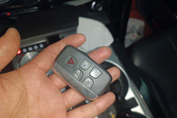 Used Land Rover Discovery 2017 3.0 SC V6 SE Vehicle Key
