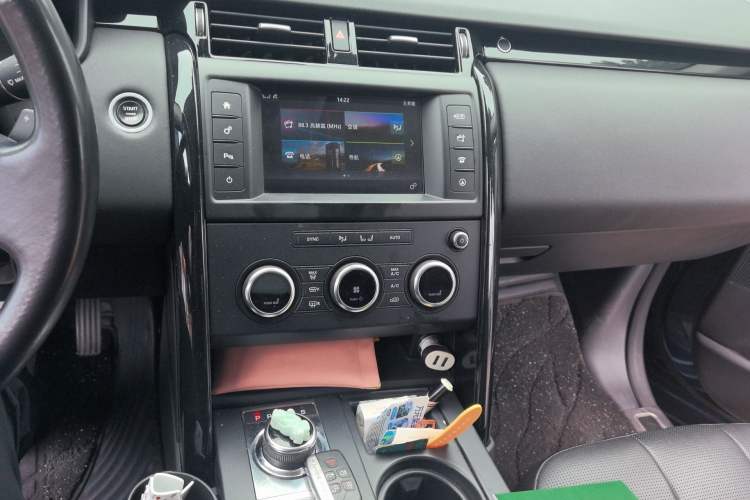 Used Land Rover Discovery 2017 3.0 SC V6 S Audio And AC Panel