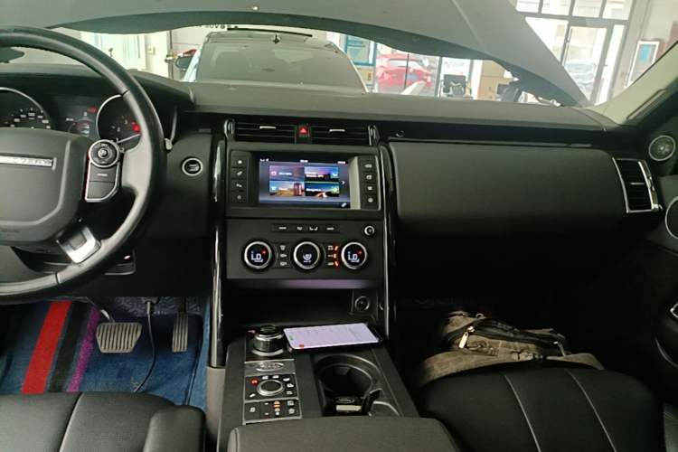 Used Land Rover Discovery 2017 3.0 SC V6 SE Audio And AC Panel