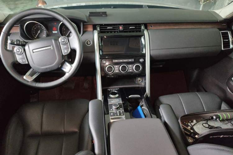 Used Land Rover Discovery 2017 3.0 SC V6 HSE Center Console