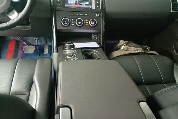 Used Land Rover Discovery 2017 3.0 SC V6 SE Gear Lever