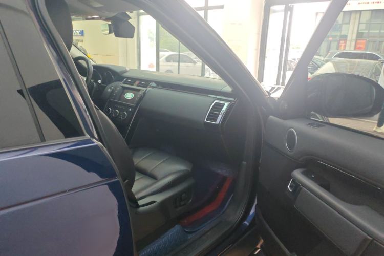 Used Land Rover Discovery 2017 3.0 SC V6 SE Interior 5