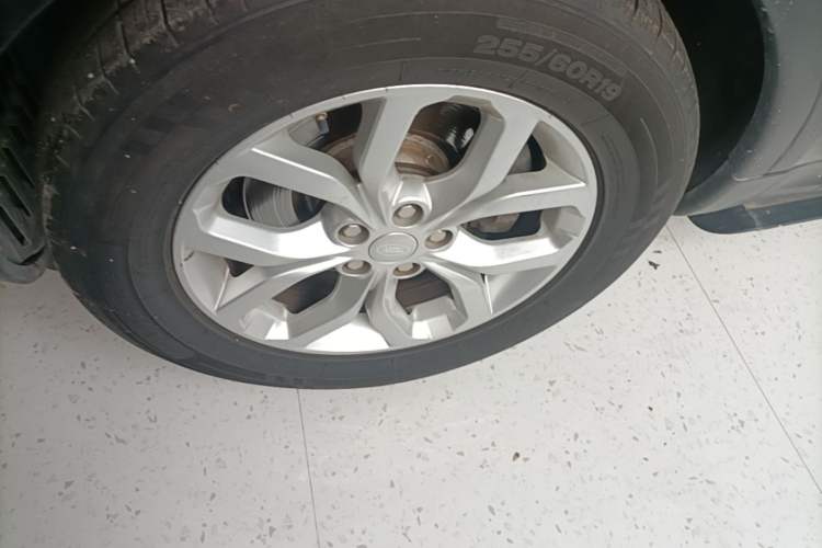 Used Land Rover Discovery 2017 3.0 SC V6 SE Left Front Wheel Hub