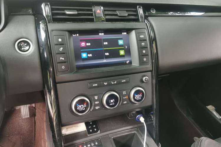 Used Land Rover Discovery 2017 3.0 SC V6 S Audio And AC Panel