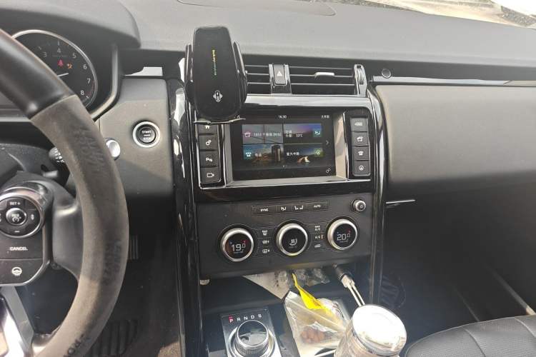 Used Land Rover Discovery 2017 3.0 SC V6 S Audio And AC Panel