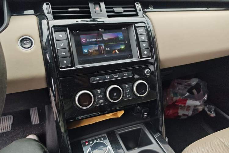 Used Land Rover Discovery 2017 3.0 SC V6 S Audio And AC Panel