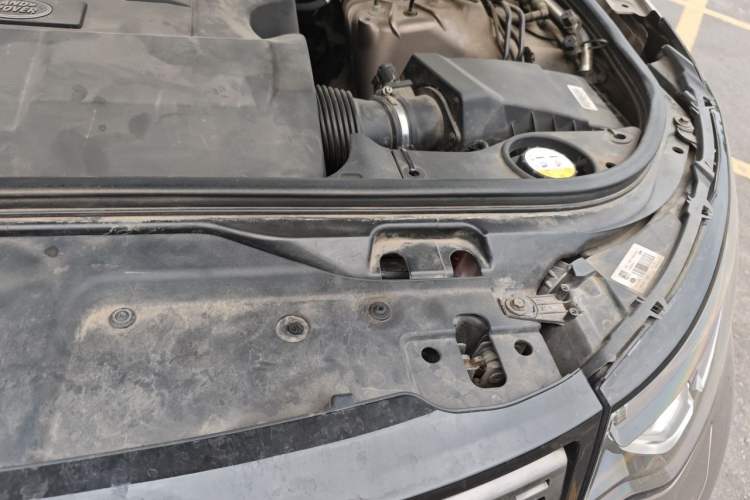 Used Land Rover Discovery 2017 3.0 SC V6 S Engine Bay Left