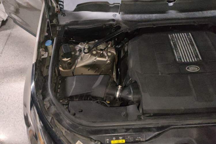 Used Land Rover Discovery 2017 3.0 SC V6 HSE Engine Bay Right