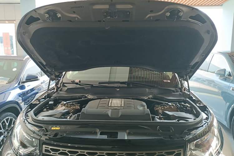 Used Land Rover Discovery 2017 3.0 SC V6 SE Engine Bay