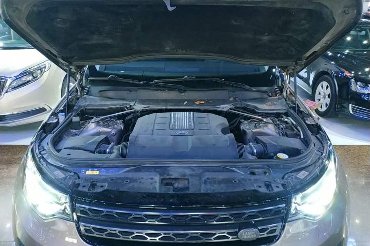 Used Land Rover Discovery 2017 3.0 SC V6 S Engine Bay