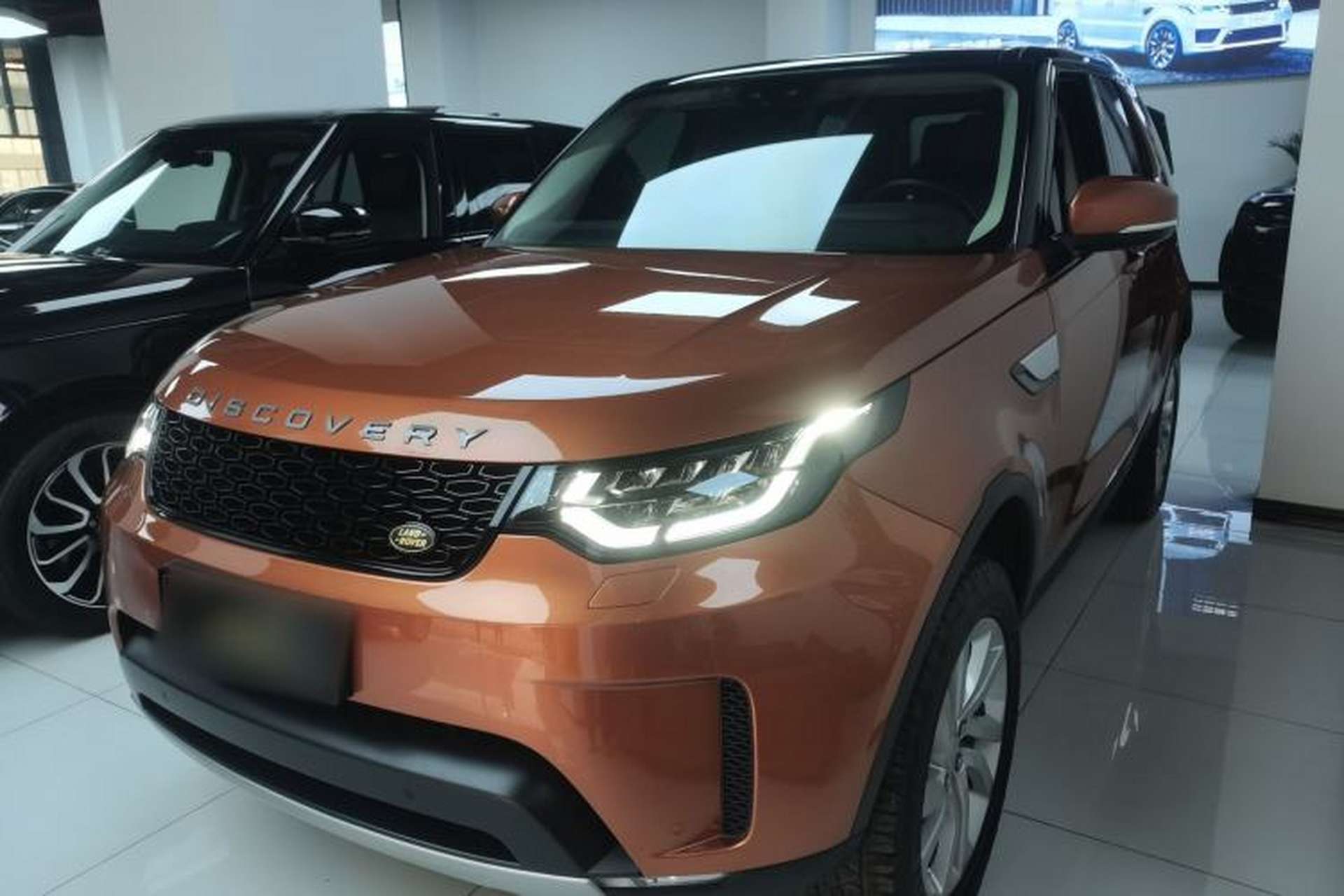 Used Land Rover Discovery 2017 3.0 SC V6 HSE Front Left 45 Deg