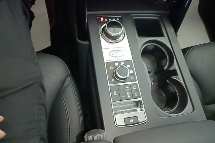 Used Land Rover Discovery 2017 3.0 SC V6 SE Gear Lever