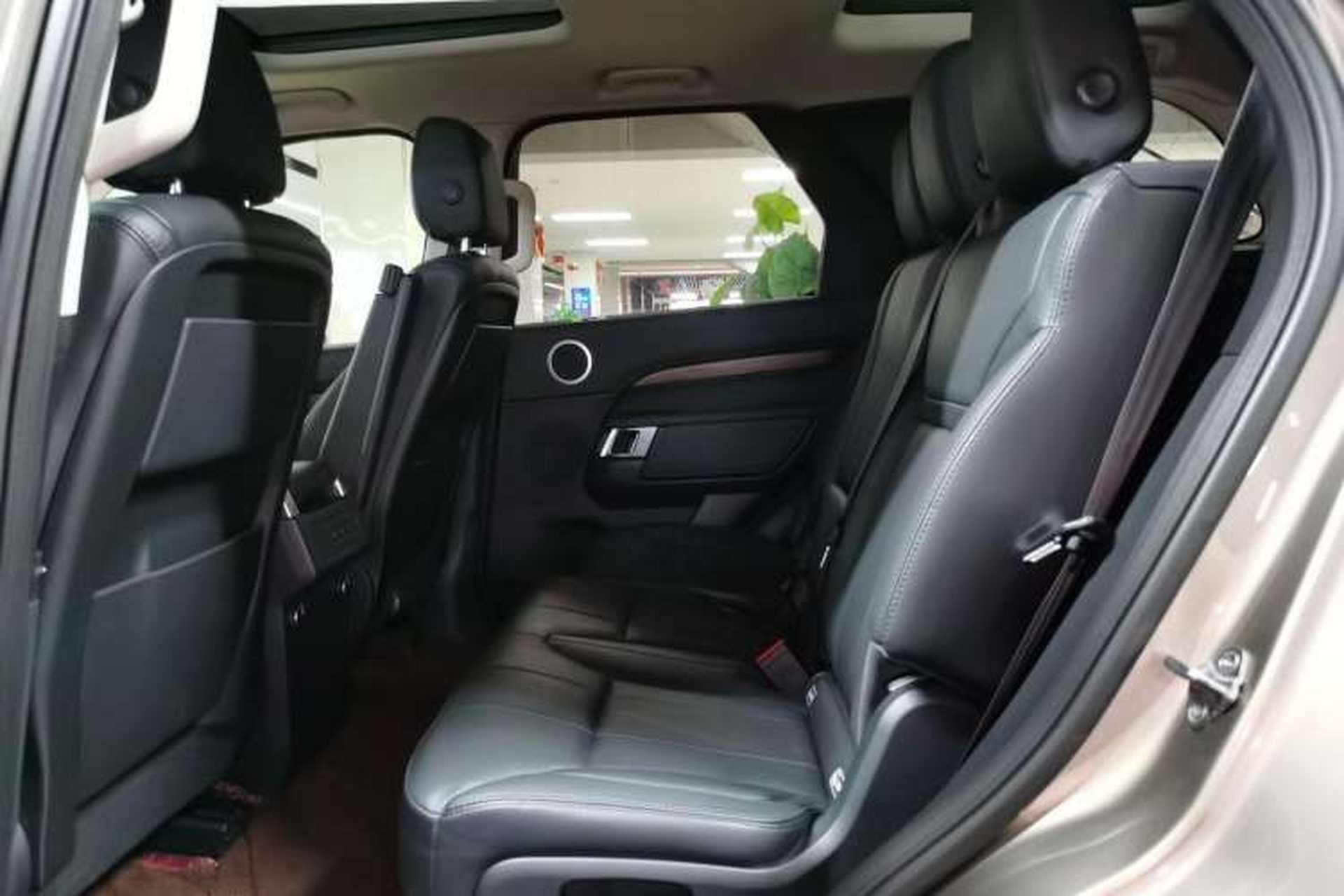 Used Land Rover Discovery 2017 3.0 SC V6 HSE Interior 1