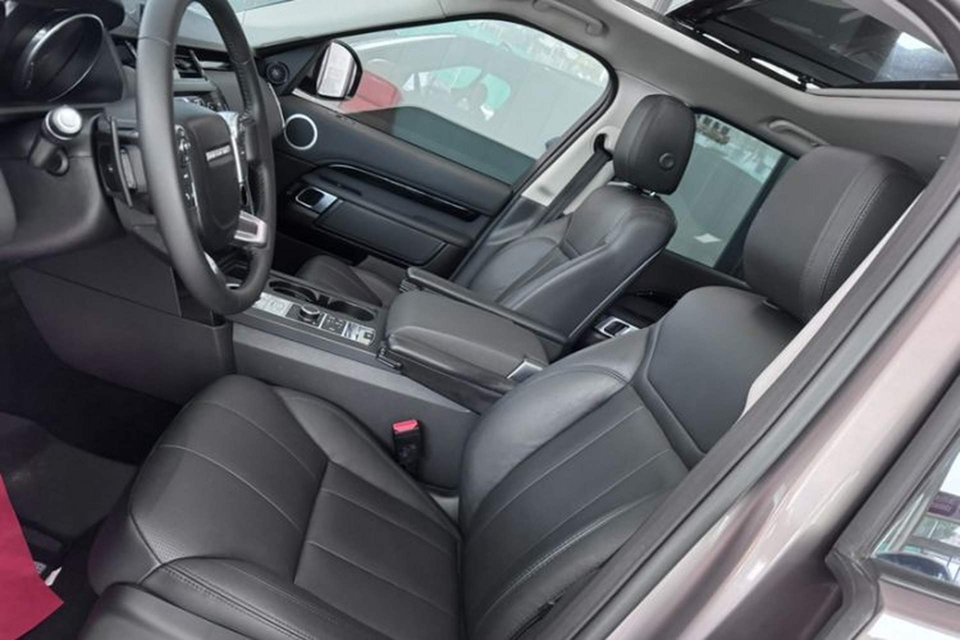 Used Land Rover Discovery 2017 3.0 SC V6 SE Interior 3