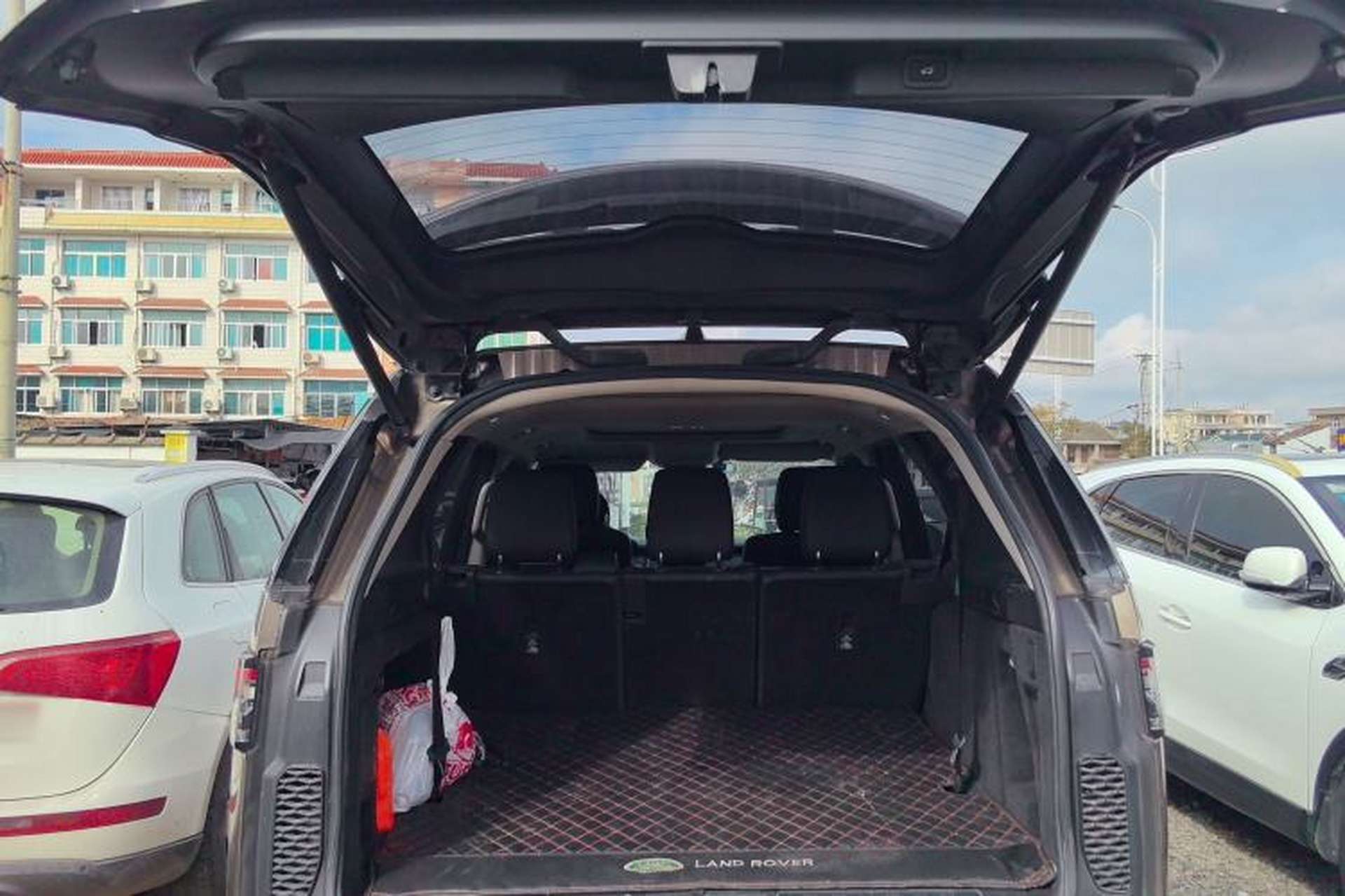 Used Land Rover Discovery 2017 3.0 SC V6 SE Trunk