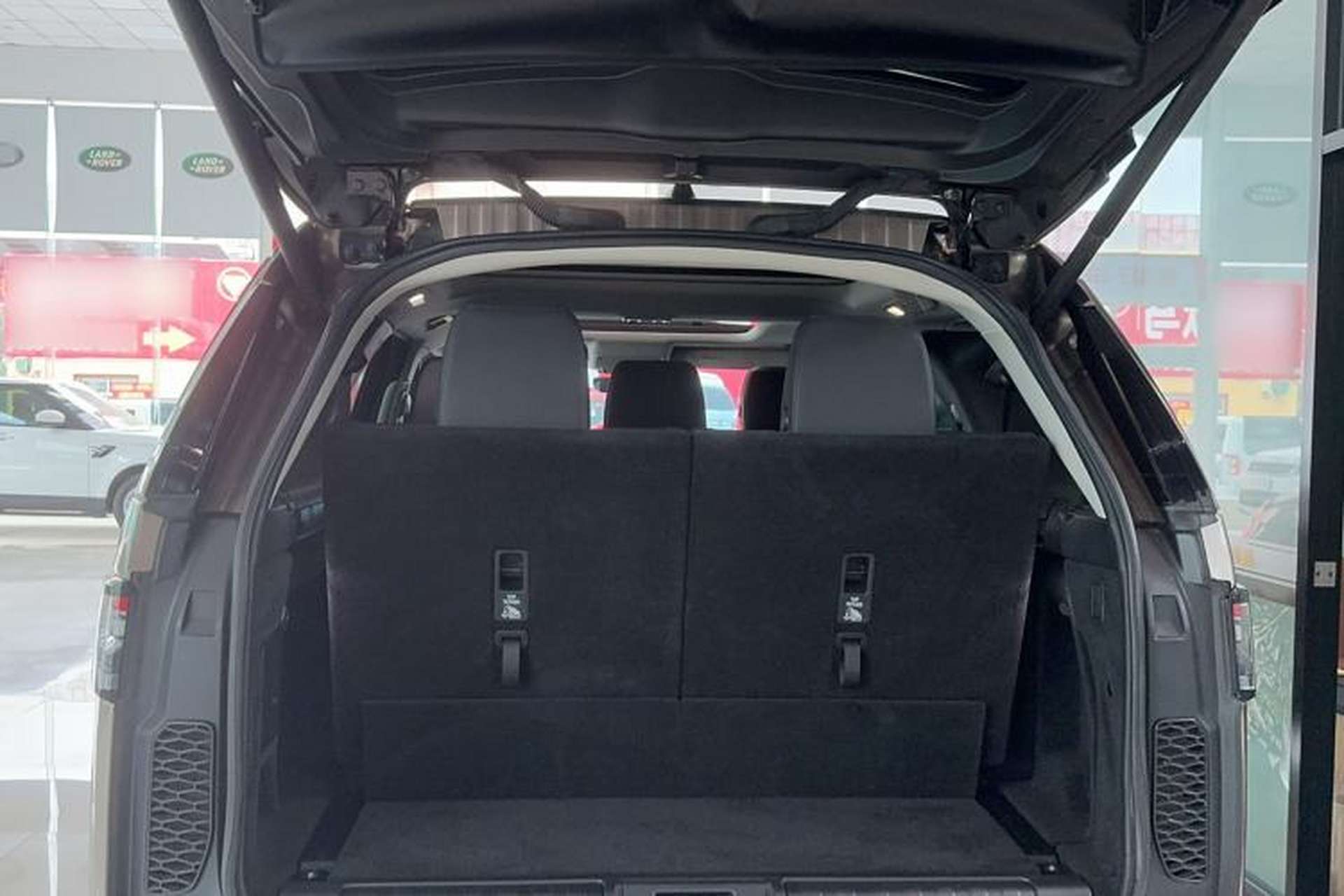 Used Land Rover Discovery 2017 3.0 SC V6 SE Trunk